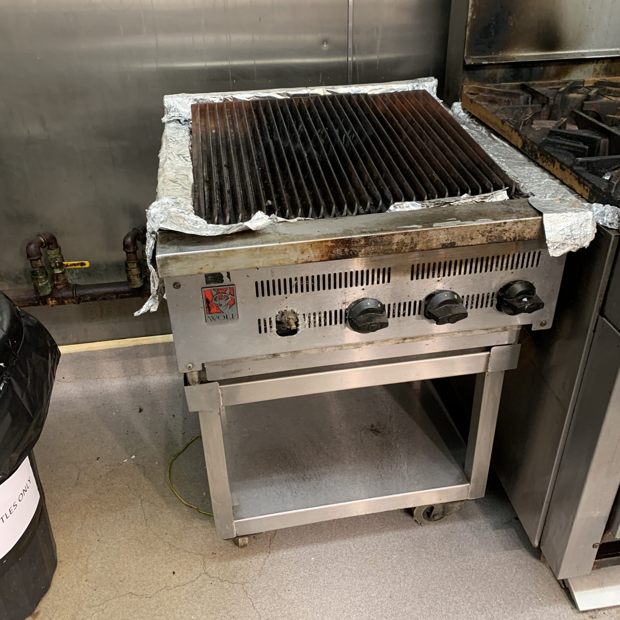dirty chargrill before cleaning